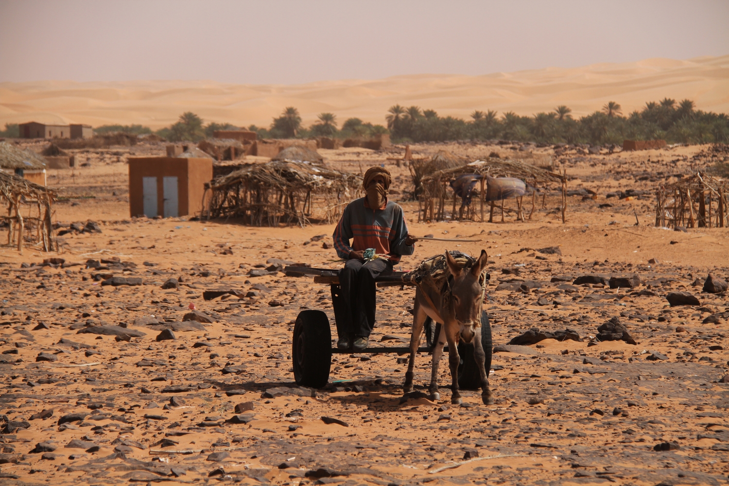 Mauritania-erg-amatlich-remote-village-huts-0