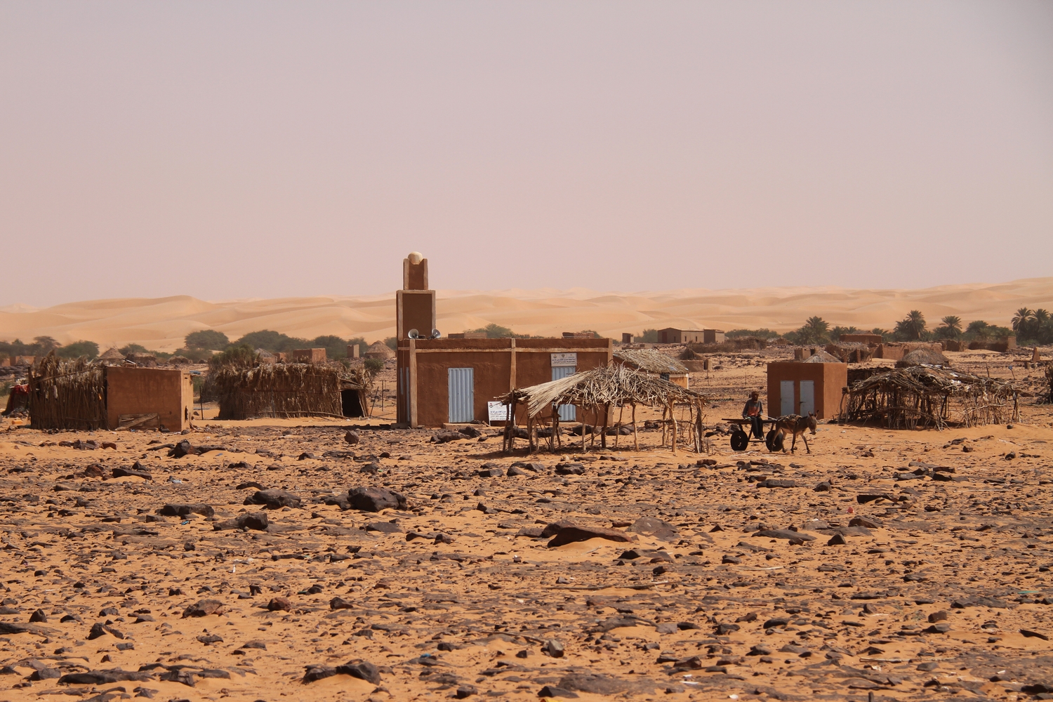 Mauritania-erg-amatlich-remote-village-huts-3
